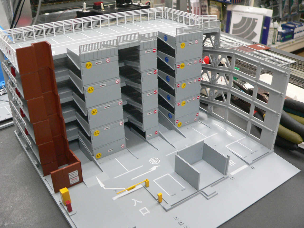 アオシマのNゲージサイズ、立体駐車場を製作中です。: もけいや松原は