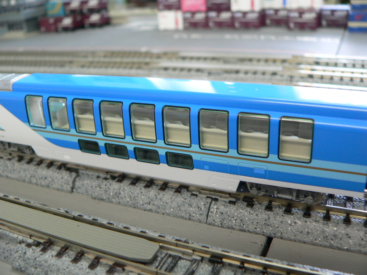 トミックスの近鉄50000系しまかぜ限定品の走行時に色が変わる独特