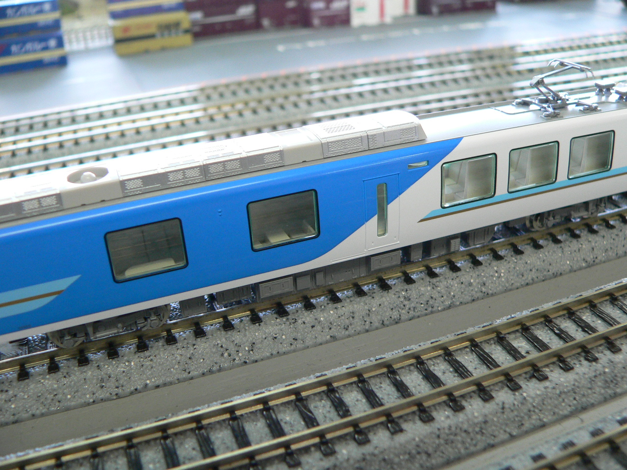 トミックスの近鉄50000系しまかぜ限定品の走行時に色が変わる独特