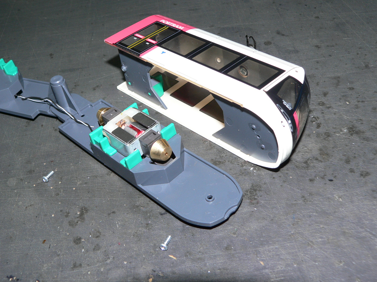 エンドウ製のHOゲージ、富山ライトレールのライト＆室内灯点灯化に