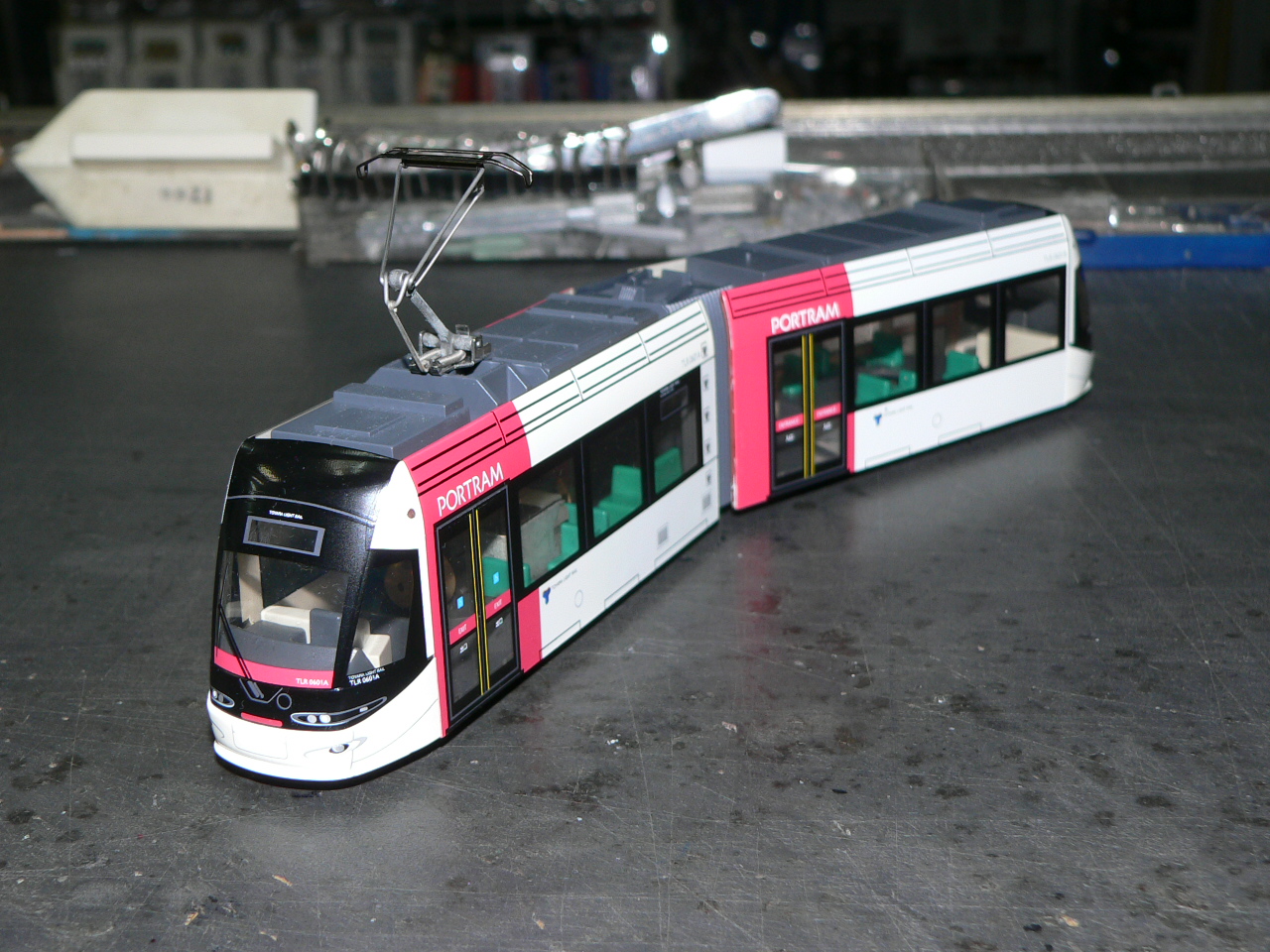 エンドウ製のHOゲージ、富山ライトレールのライト＆室内灯点灯化に