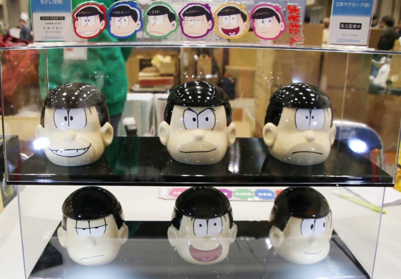 おそ松さん』顔型立体マグカップにBE@RBRICK “もちっとマスコット”も