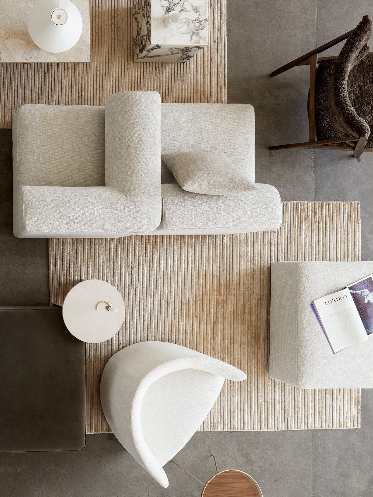 箒目ラグ ベージュ | Nina Bruun 作のエレガントなベージュのラグ