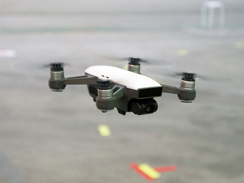 レビュー】DJI最小ドローンSparkを屋内飛行場で飛ばしてみた。快適“空
