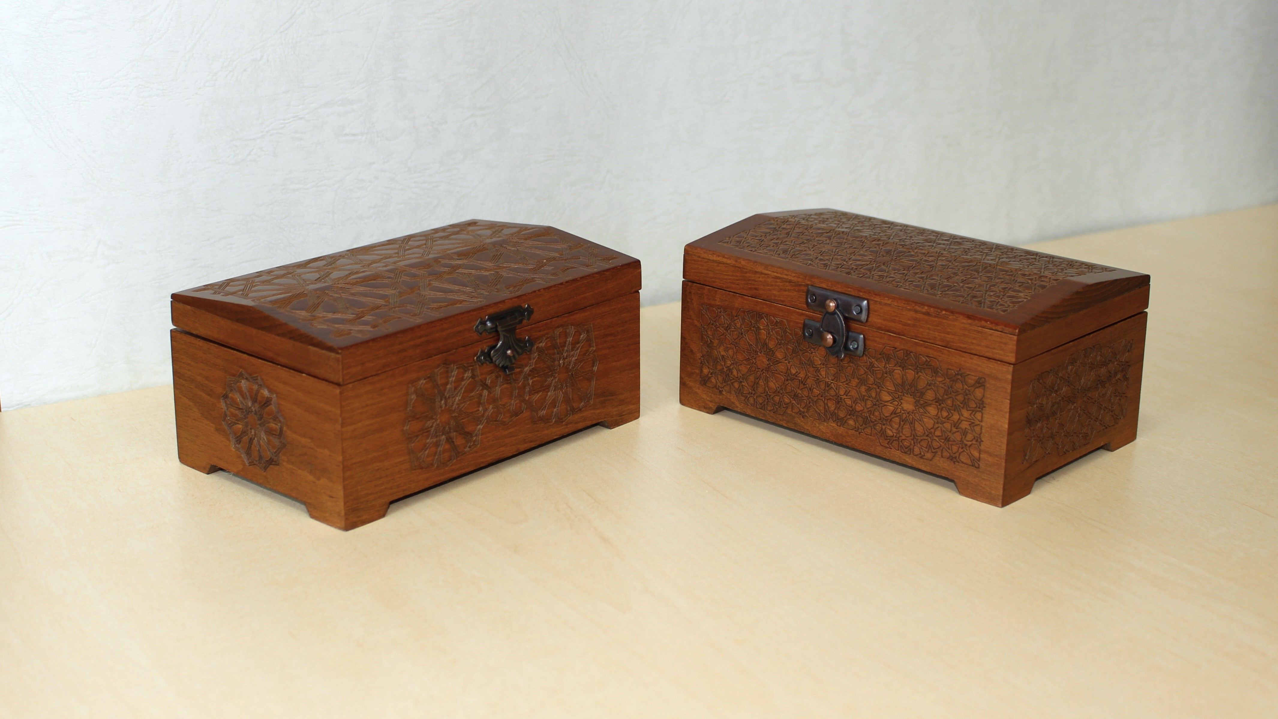 アンティーク調でイスラム幾何学模様が彫刻された木箱はインテリアに
