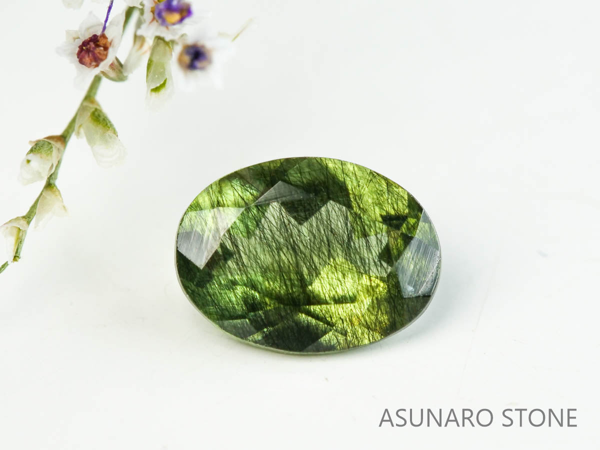 ルドウィジャイトインペリドット（ルチルペリドット）オーバルカット