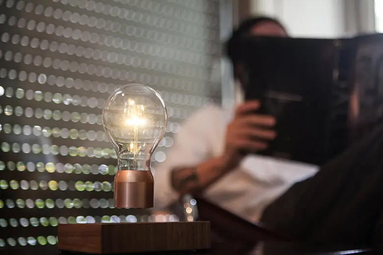 電球が宙に浮くライト「FLYTE」 | Swings