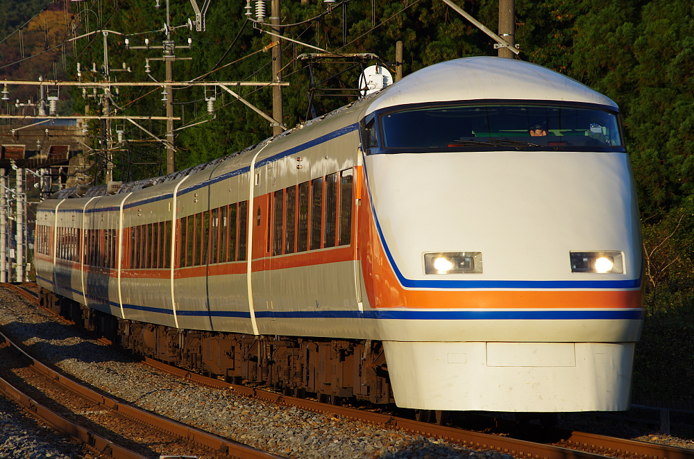 東武鉄道100系スペーシア【サニーコーラルオレンジカラー】 - TOBU