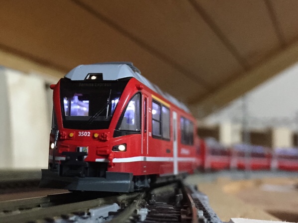 しなのさかいの駅前広場 KATO レーティッシュ鉄道〈ベルニナ急行〉