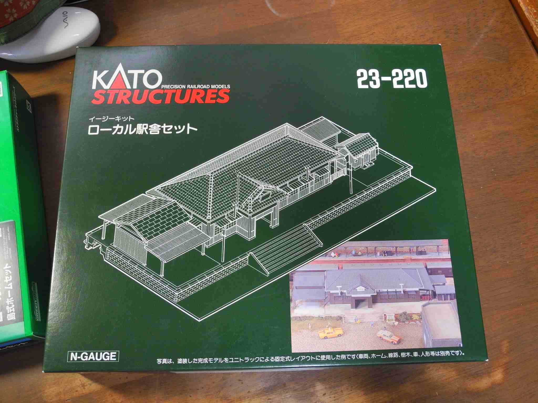 オフのデスクトップ KATO ローカル駅舎セットアップ その1 （開封