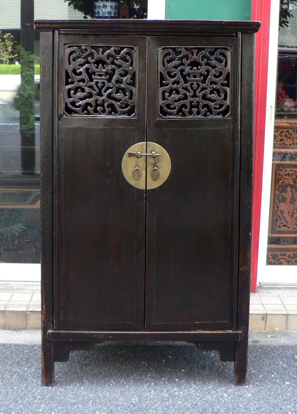 中国骨董 黒塗りキャビネット＊豪華な木彫り