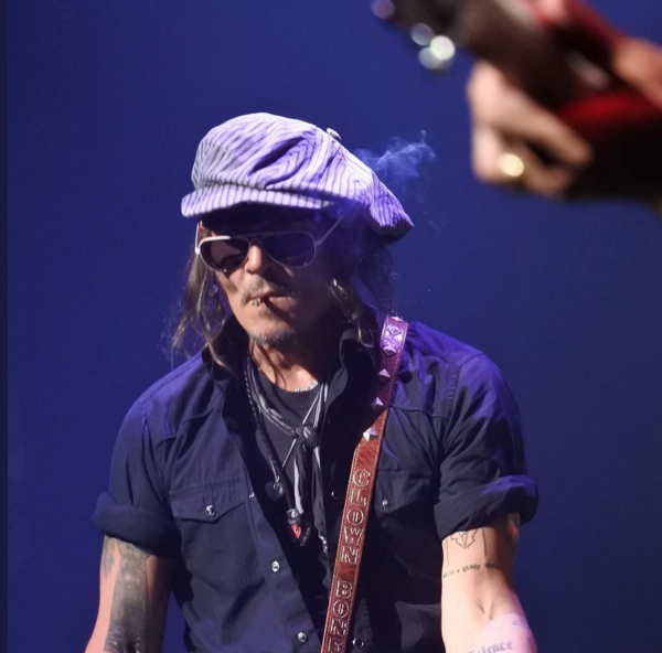 Johnny Depp の 胸元に Bobby Art Leather（ギターピックホルダー