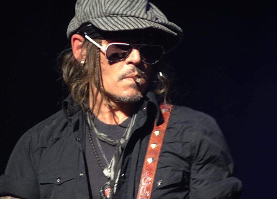 Johnny Depp の 胸元に Bobby Art Leather（ギターピックホルダー