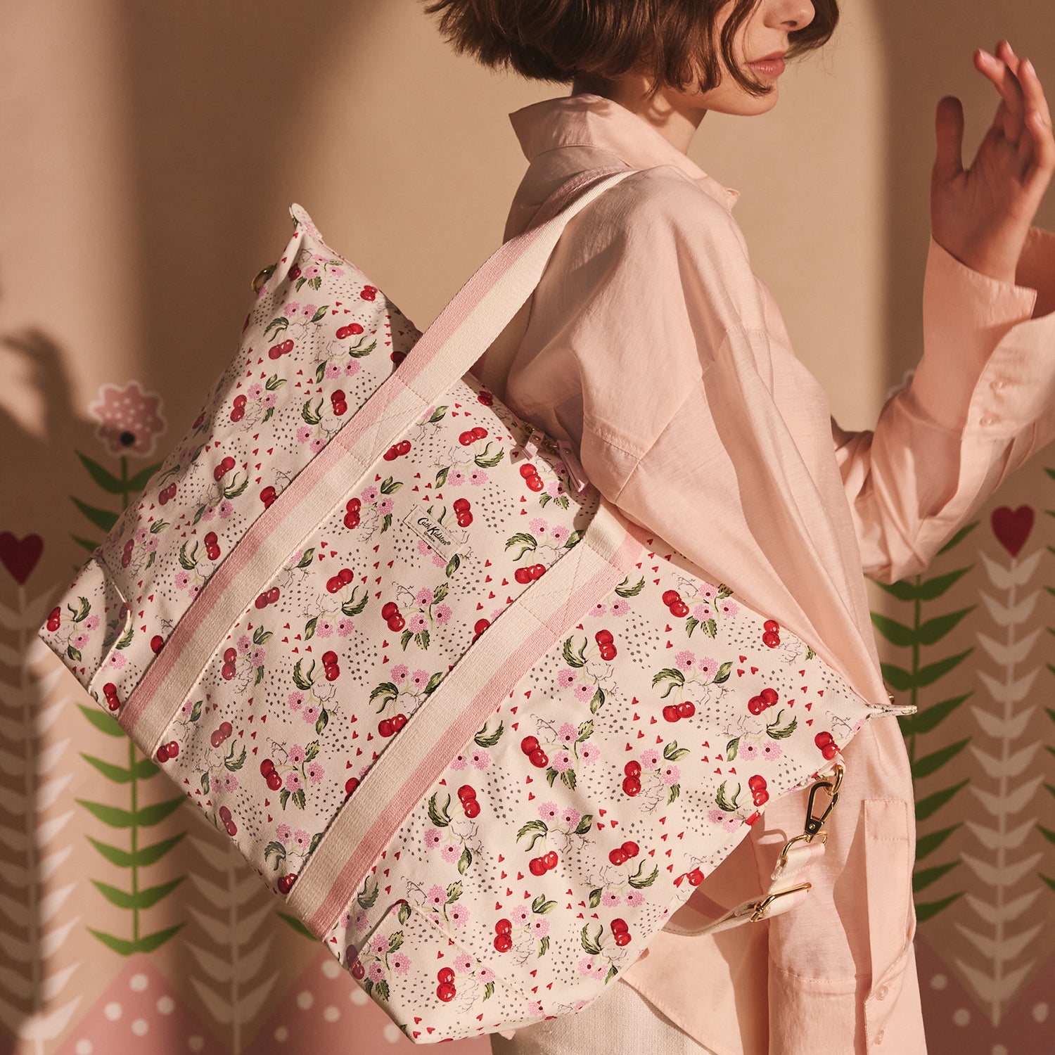 オーバーナイトバッグ Cherry Bunches | Cath Kidston 日本公式