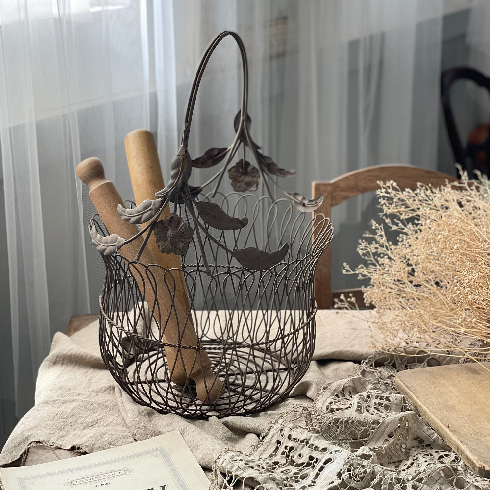 花の飾りが可愛いワイヤーバスケット（高さ52cm） イギリス