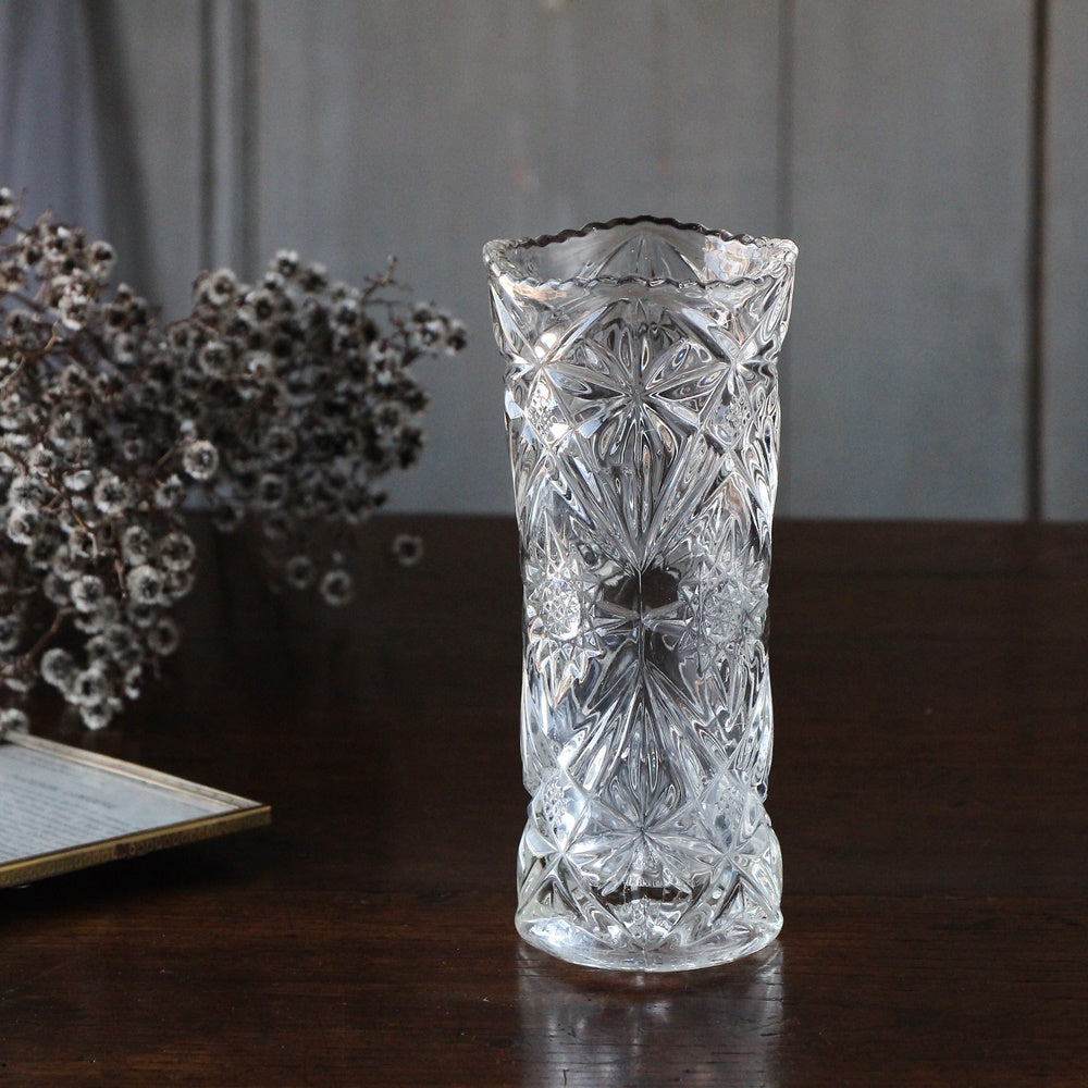 トロンとしたガラスのフラワーベース（高さ20.5cm） イギリス