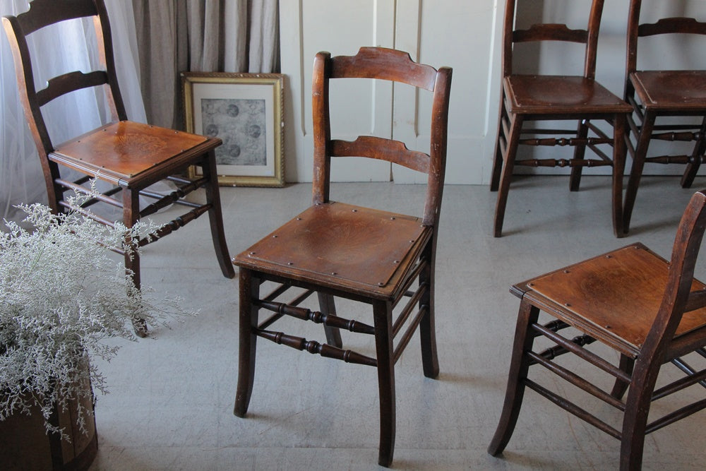 プレス座面が素敵！移動が楽な軽めの椅子 フランスアンティーク家具