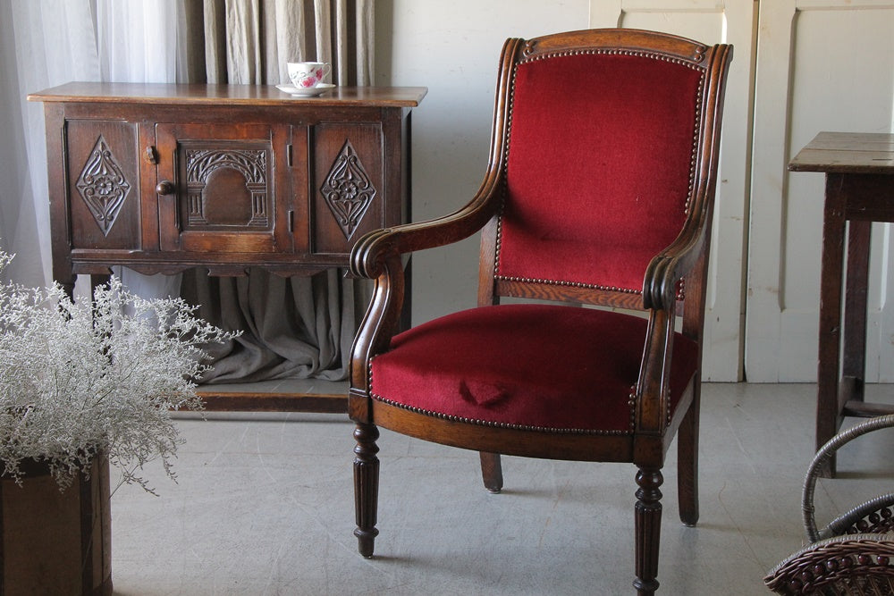 小ぶりなサイズ感のオーク材アームチェア（横幅61cm） フランス