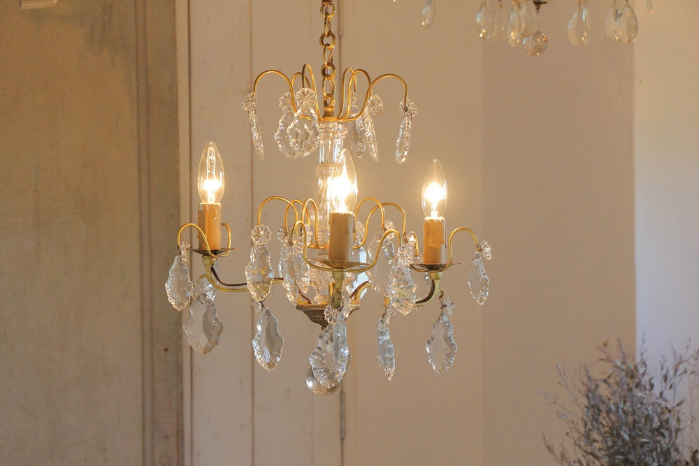 花のような印象の3灯シャンデリア（高さ38cm） フランスアンティーク