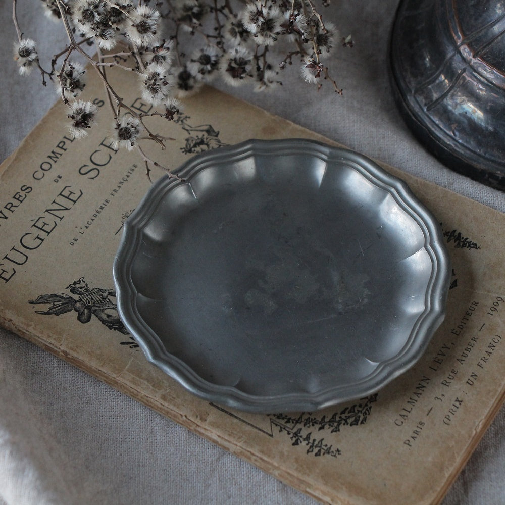 リムが可愛いエタン製小さなトレー（直径10cm） フランスアンティーク