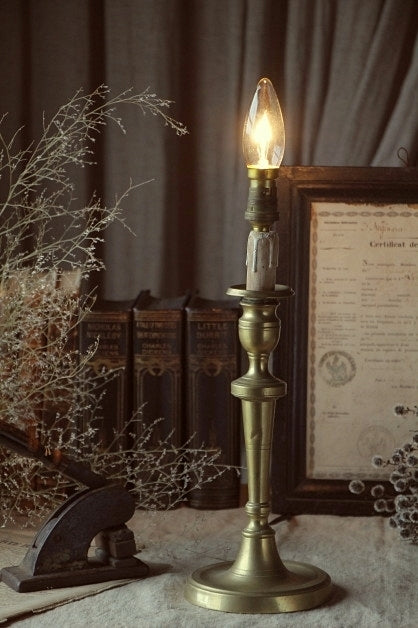 キャンドルのような柔らかい灯りが魅力のスタンドライト イギリス