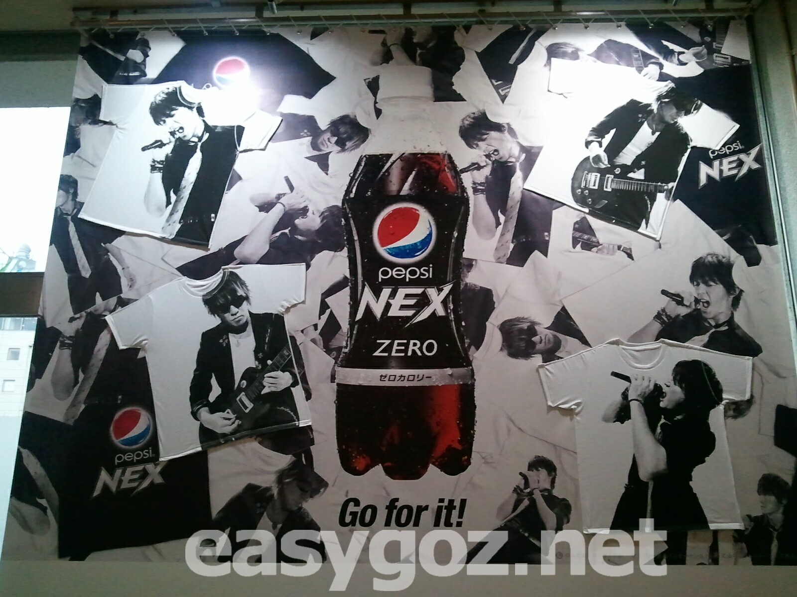 渋谷駅のB'zペプシネックスTシャツバージョンの広告を見てきた