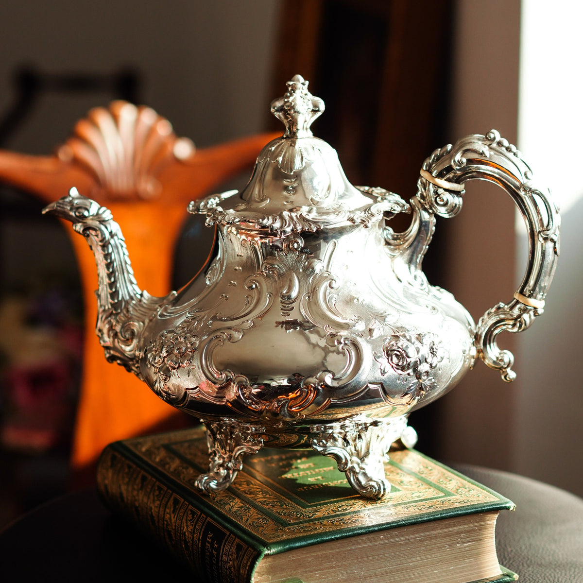 ロココスタイルスターリング・シルバー ティーポット『宮廷の饗宴