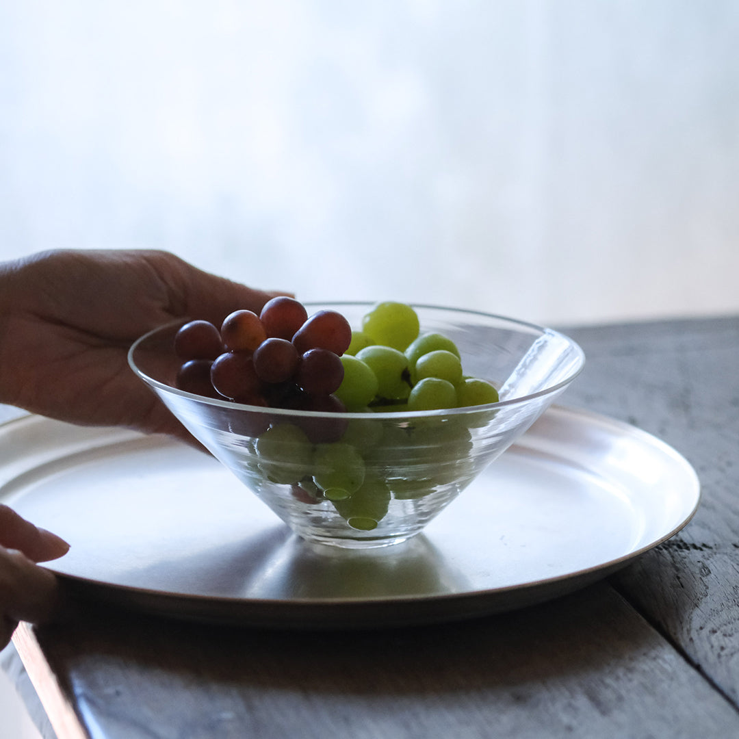 食事を引き立ててくれる、懐の深いガラスの鉢 – Envelope
