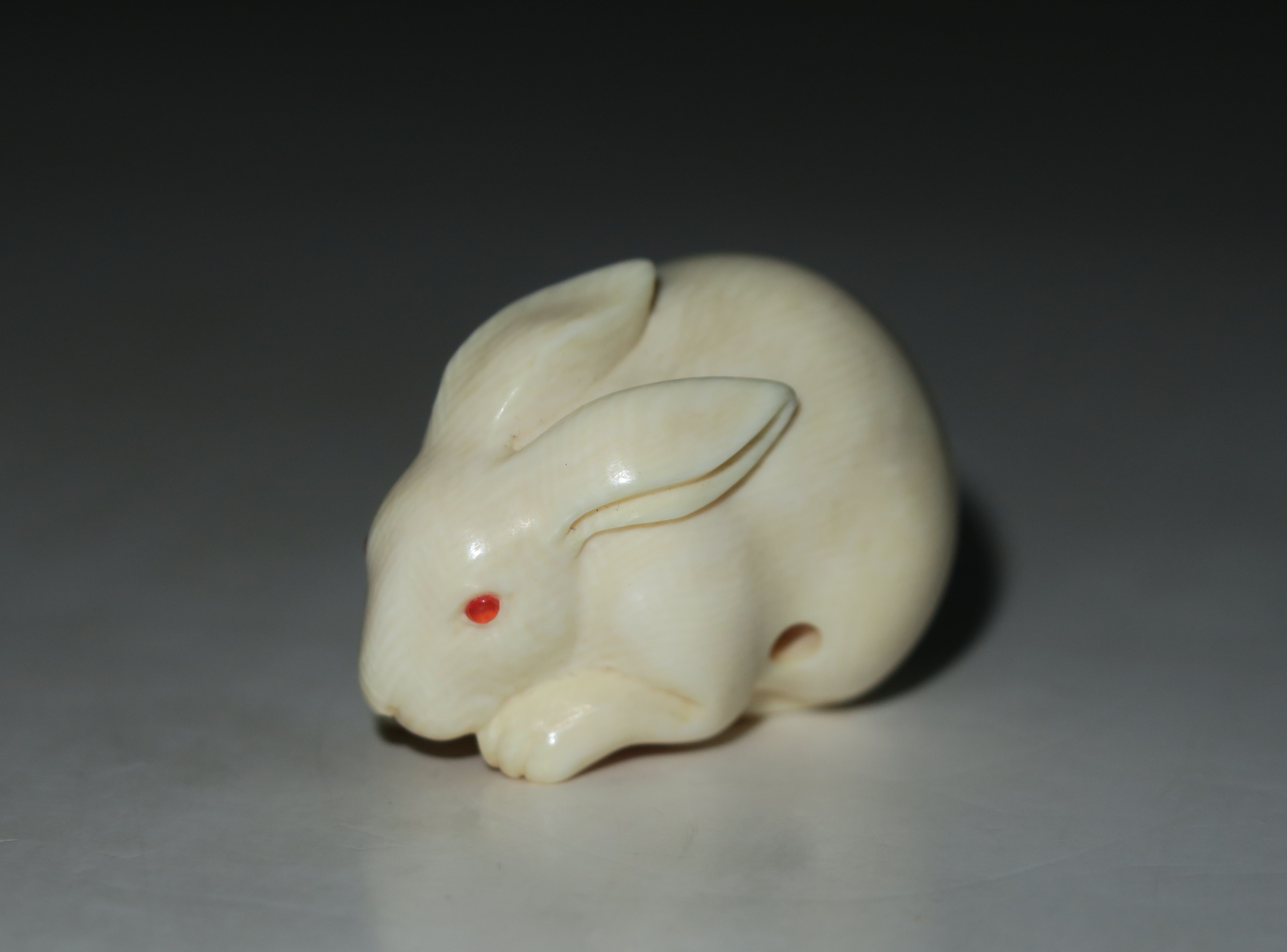 卯年限定—皇室御用根付巨匠阿部賢次極上芯牙彫根付琥珀眼の兎 – 株式