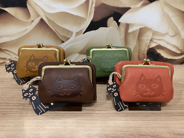 ネコ好きにはたまらない♡ box21 がま口二つ折り財布 | カバンのフジタ