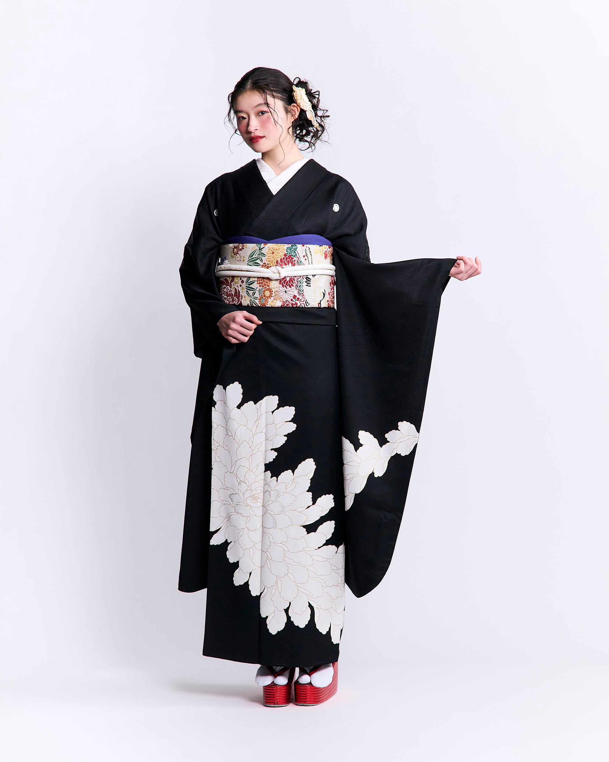 黒紋付牡丹｜手染め友禅 – 振袖KAPUKI