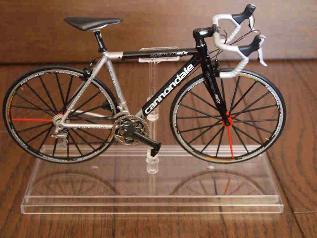 ロードバイクのミニチュア模型 - キャノンデールと PEDAL ID: モッパー