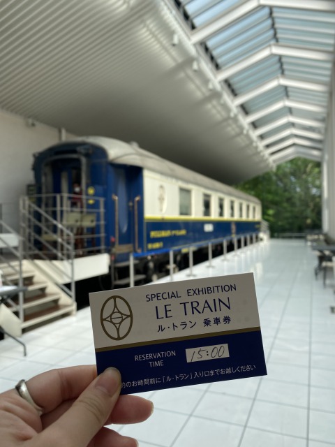 オリエント急行車内で優雅にティータイム（9月発売ミュージアムフリー