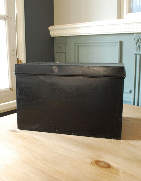 インダストリアルなアンティーク雑貨、ブラックカラーのスチール