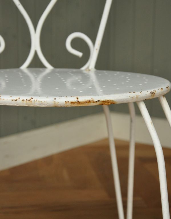 フランスから届いたアンティークチェア、アイアンのホワイトガーデン