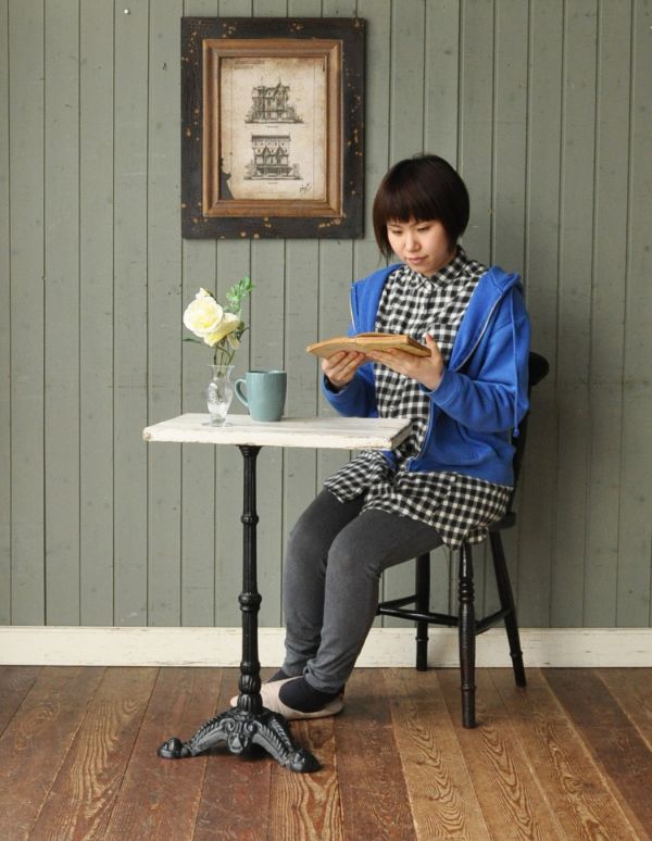 オシャレなフランスのアンティーク家具、アイアン脚のカフェテーブル(m