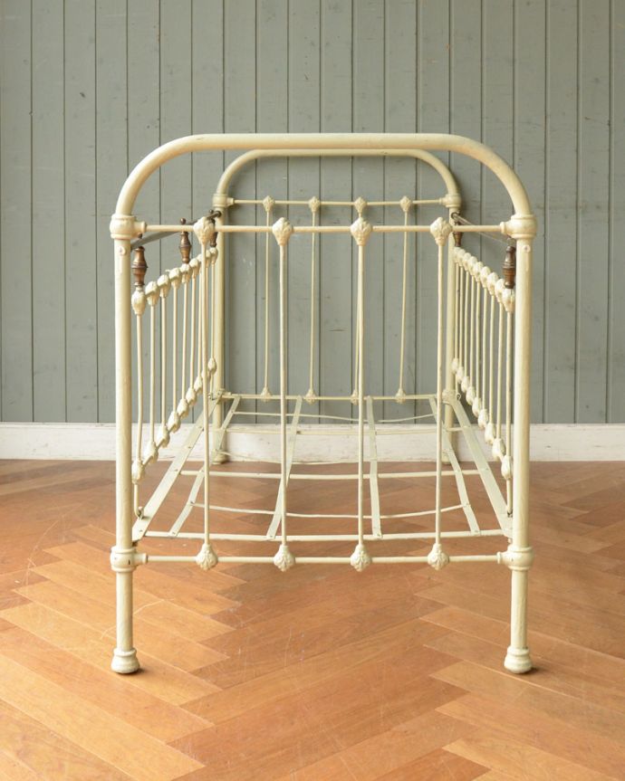 フランスから届いた赤ちゃんのための家具、アンティーク アイアン