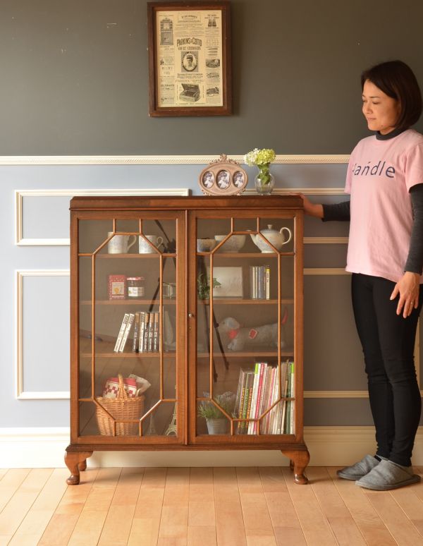 英国スタイルのアンティーク家具、ガラス扉のブックケース（ガラス