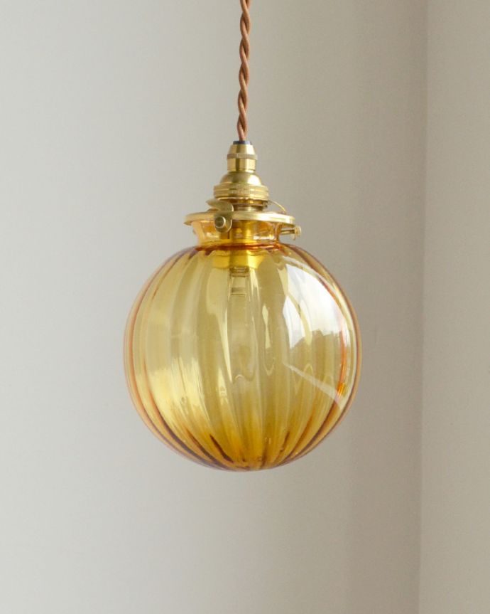 ストライプ入りのガラスボール（アンバー）、ペンダントライト（コード