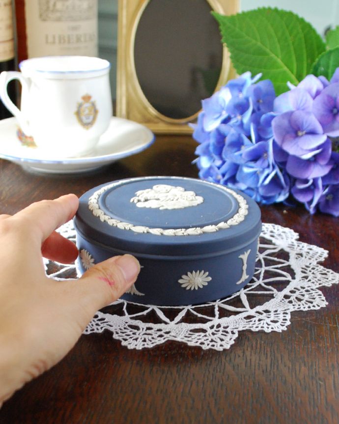 深いブルーが美しい、アンティークウェッジウッドのジャスパーウェアの