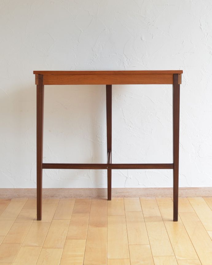 ヴィンテージの北欧インテリア、半月型のコンソールテーブル（サイド