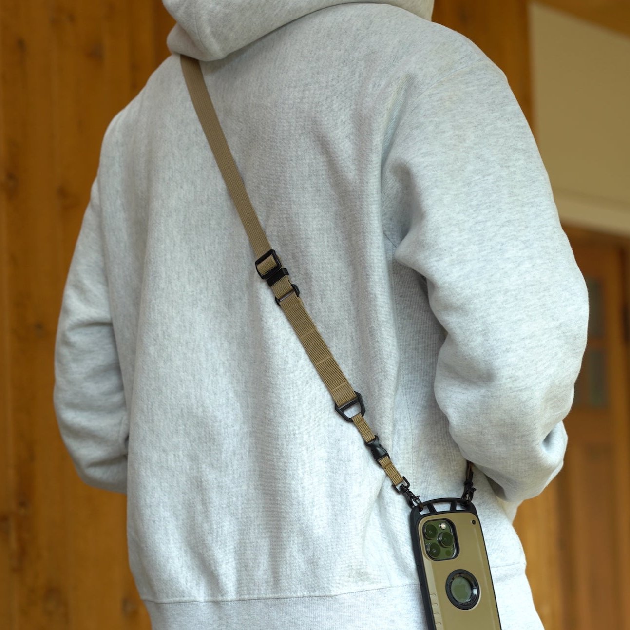 スマホもギアも吊るせる、拡張ストラップ – HATCH