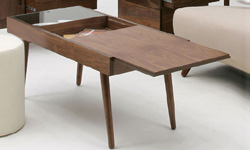 ミッドセンチュリー調ウォールナットのショーケース・収納付きリビング