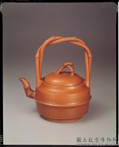 清乾隆陳蔭千製宜興紫砂竹節提梁壺