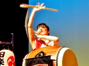 女流太鼓師 龍桜 朱泉 龍桜朱泉 with 瓣天座