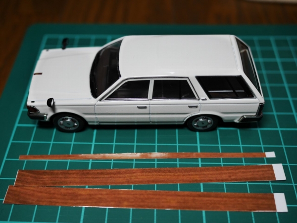 ディズム 1/43 Y30 セドリック バン後期型（ピュアホワイト）を手に