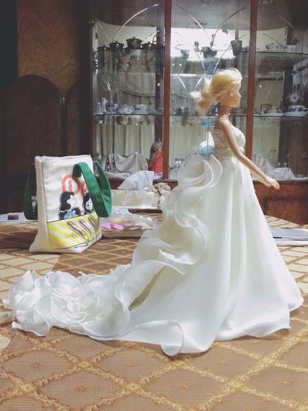 お家時間で楽しめる遊び！バービー人形にウェディングドレスを着せる