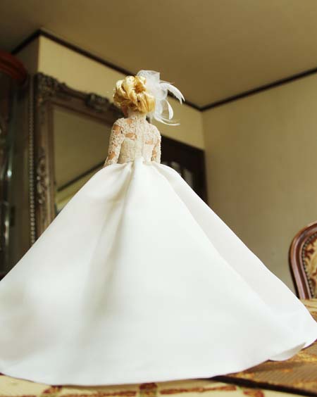 結婚式当日のウェディングドレス姿をそのままバービーサイズの人形に