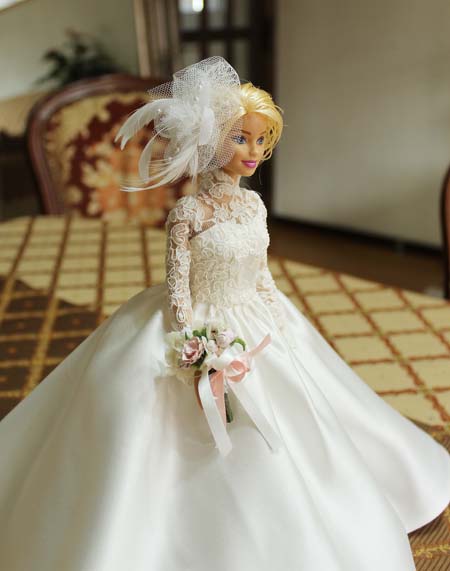 結婚式当日のウェディングドレス姿をそのままバービーサイズの人形に