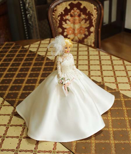 結婚式当日のウェディングドレス姿をそのままバービーサイズの人形に